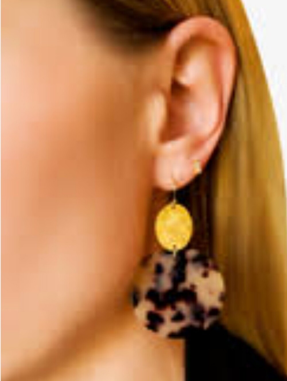 New Directions Gold Tone Drop Earrings With Tortoise Shell Acrylic Discs. NWT.